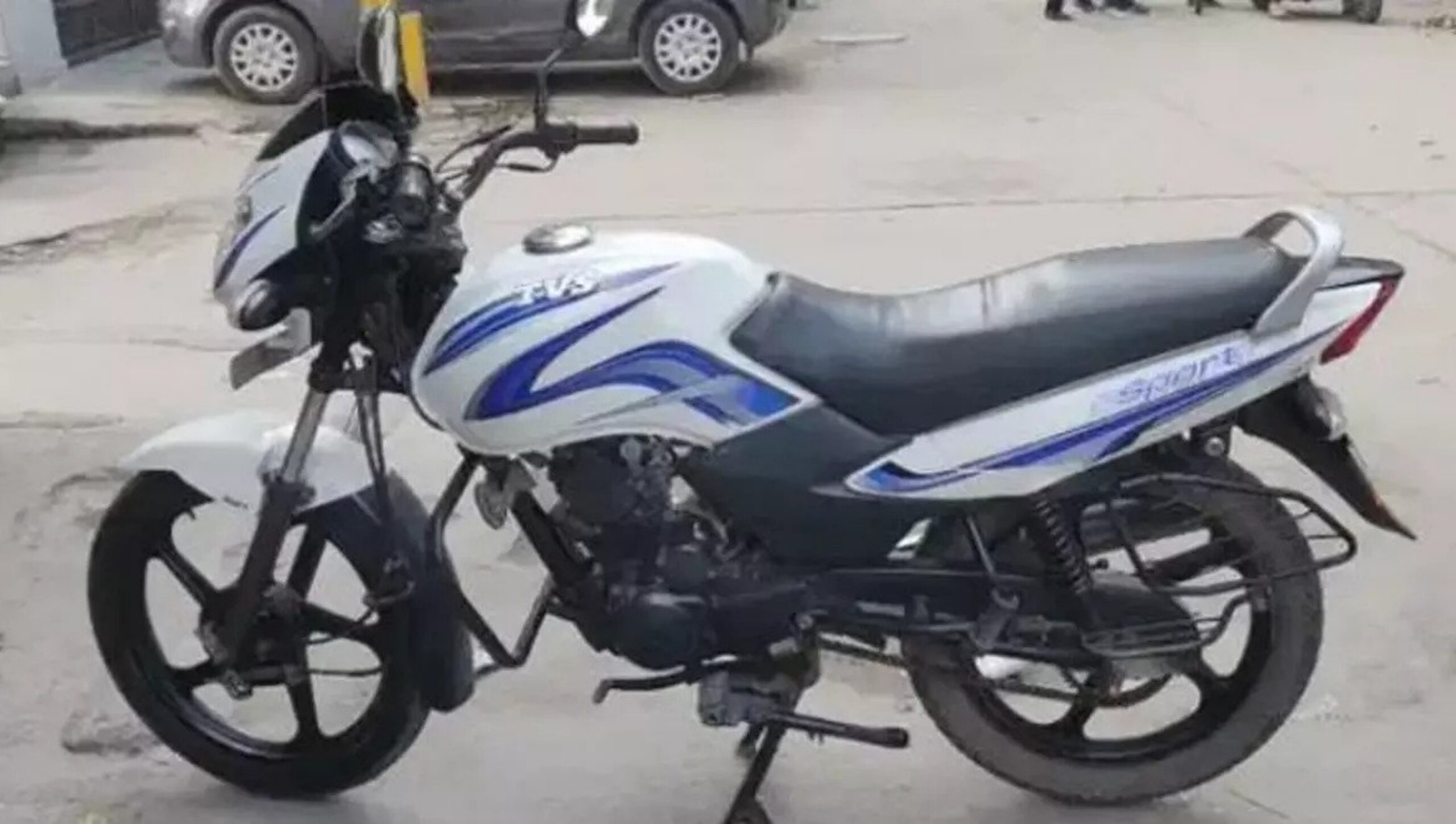 TVS Sport बाइक ₹60,000 में! माइलेज चैंपियन की वजह से सबकी पहली पसंद। जानें इसकी खासियत