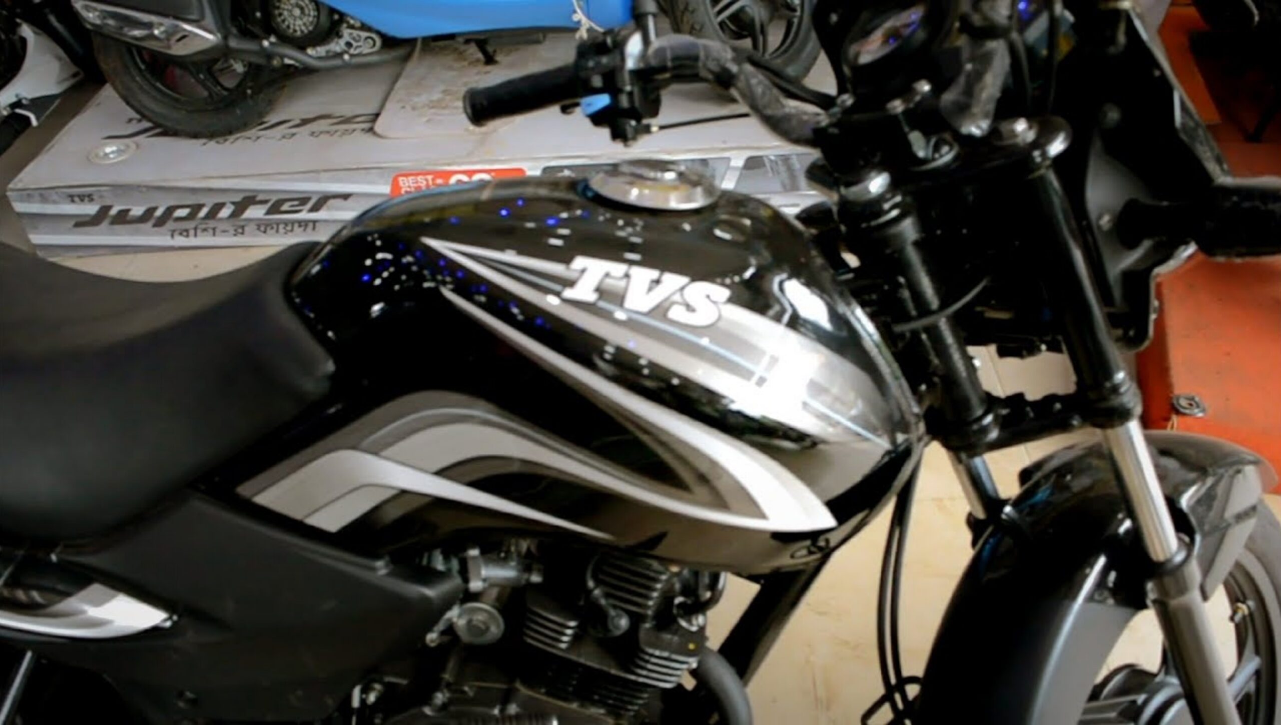 TVS Sport बाइक ₹60,000 में! माइलेज चैंपियन की वजह से सबकी पहली पसंद। जानें इसकी खासियत