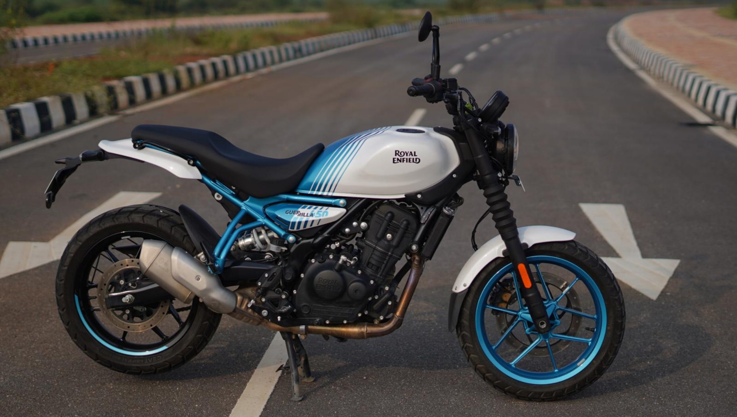 Royal Enfield Guerrilla 450 आ गई! ₹2.50 लाख में 452cc पावर और 40Nm टॉर्क के साथ – सड़कों पर मचाएगी धमाल