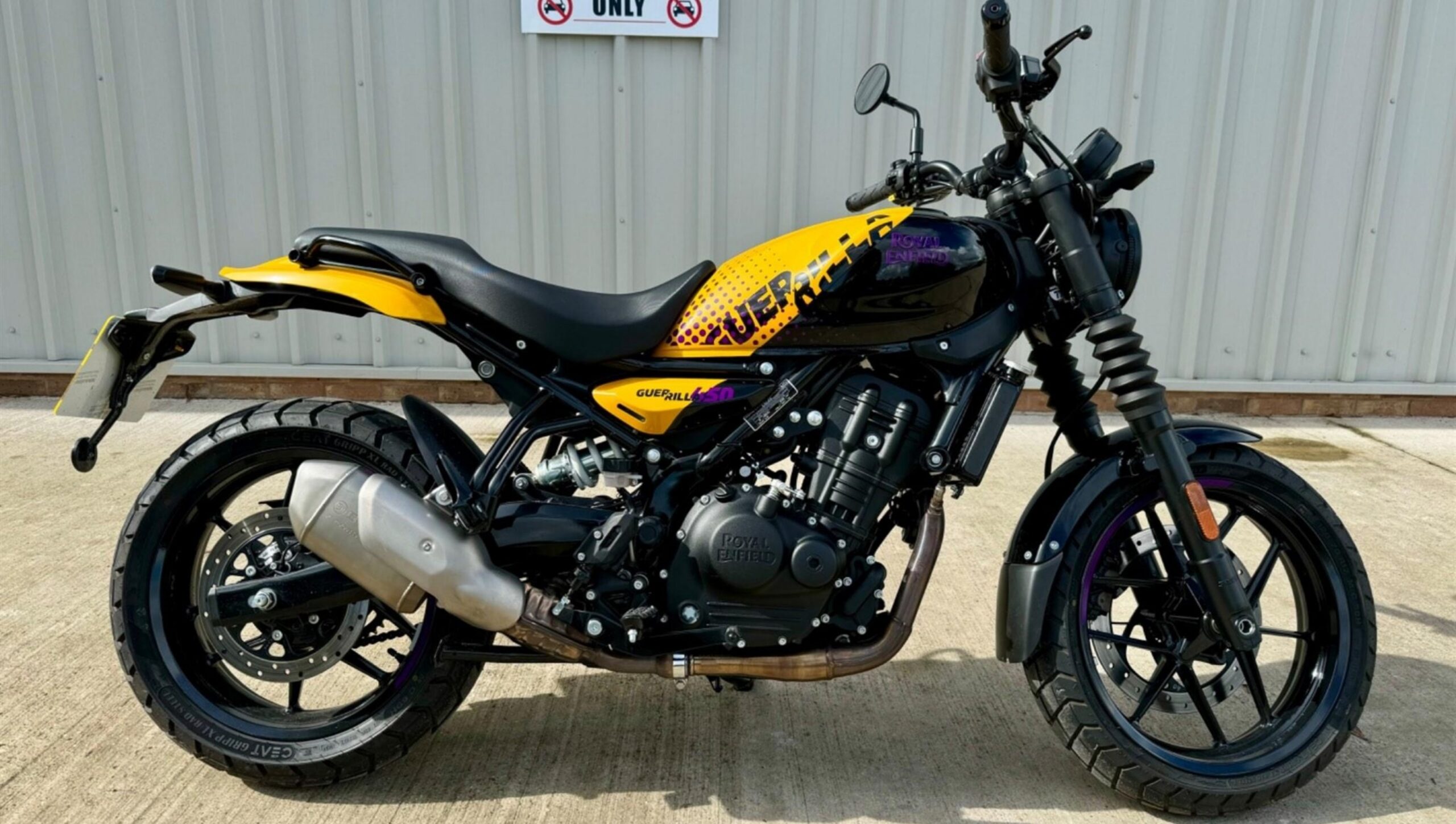 Royal Enfield Guerrilla 450 आ गई! ₹2.50 लाख में 452cc पावर और 40Nm टॉर्क के साथ – सड़कों पर मचाएगी धमाल