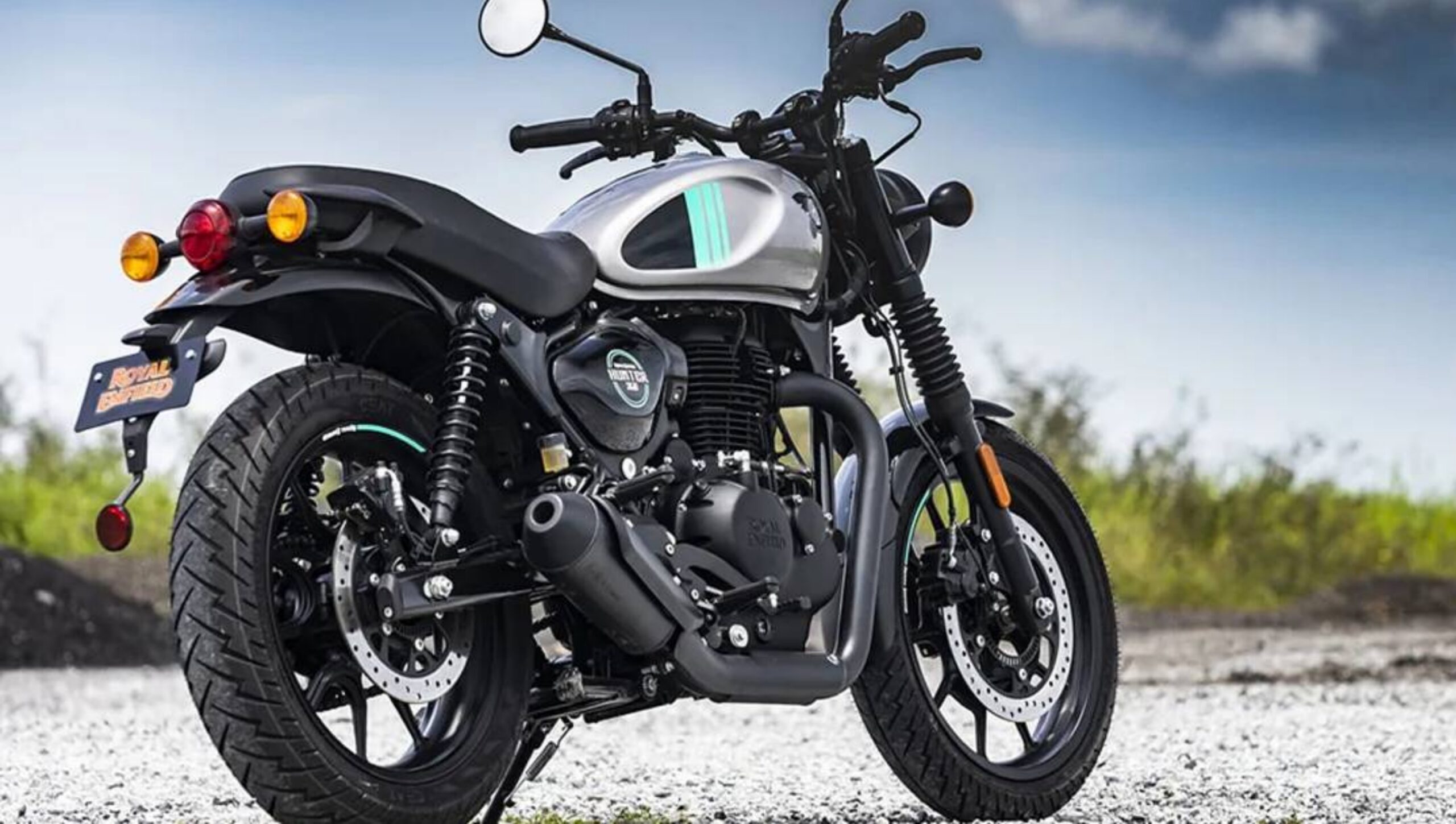 Royal Enfield Guerrilla 450 आ गई! ₹2.50 लाख में 452cc पावर और 40Nm टॉर्क के साथ – सड़कों पर मचाएगी धमाल